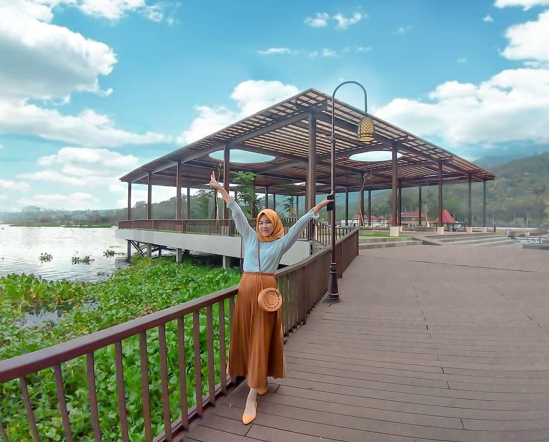 1. Wisata Watu Gunung, 2. Waduk Rawa Pening, 3. New Bandungan Indah Waterpark and Family Resort, 4. Umbul Sidomukti, 5. Bukit Cinta, 6. Air Terjun Semirang, 7. Wana Wisata Penggaron, 8. Kolam Renang Tirto Argo Siwarak, 9. Bumi Perkemahan Efrata, 10. Curug Lawe, 11. Curug Benowo, 12. Gunung Ungaran, 13. Taman Djamoe Indonesia, 14. Kampoeng Kopi Banaran, 15. Bukit Lerep Indah, 16. Candi Gedong Songo, 17. Kampung Seni Lerep, 18. The Fountain Waterpark, 19. Vanaprastha Park, 20. Taman Serasi (Taman Unyil)