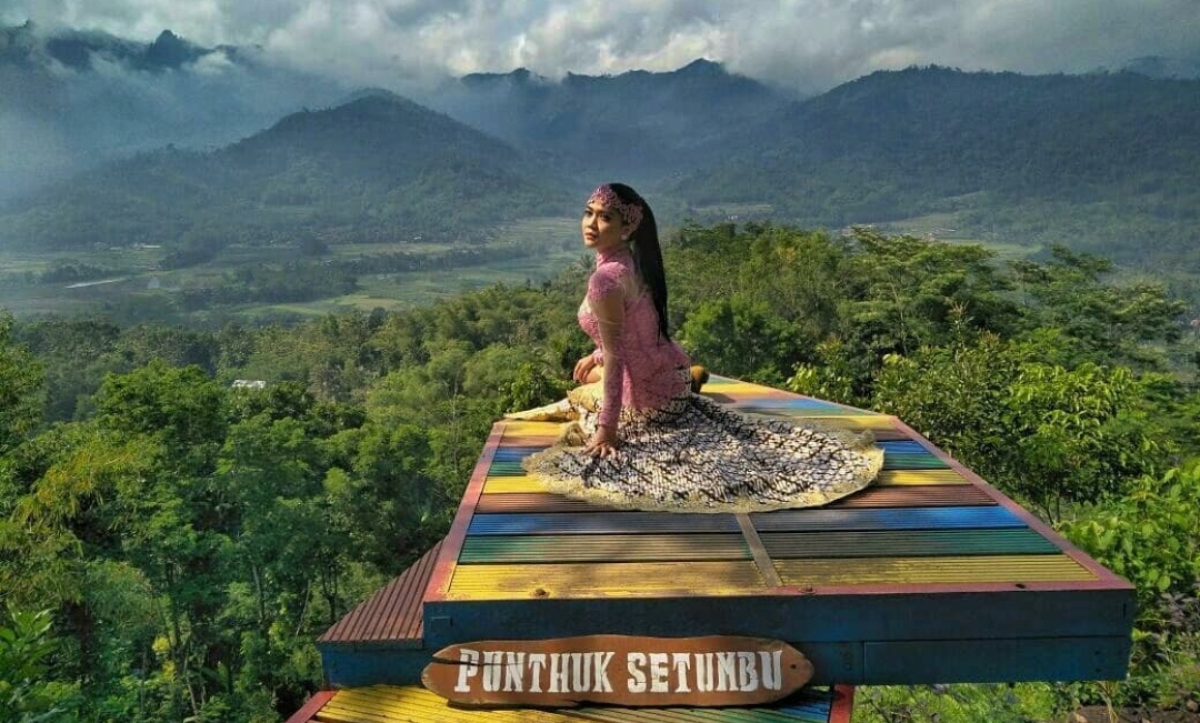 1. Borobudur, 2. Curug Silawe, 3. Hutan Pinus Kragilan, 4. Gunung Tidar, 5. Gereja Ayam, 6. Punthuk Setumbu, 7. Grenden, 8. Candi Asu, 9. Gunung Andong, 10. Candi Selogrio, 11. Rumah Kamera, 12. Sungai Ello, 13. Taman Bermain Kyai Langgeng, 14. Pemandian Air Hangat Candi Umbul, 15. Ketep Pass, 16. Kawasan Pecinan, 17. Air Terjun Sekar Langit, 18. Grojogan Kedung Kayang, 19. Sungai Progo, 20. Kopeng Treetop Adventure, 21. Taman Wisata Kopeng, 22. Air Terjun Umbul Songo, 23. Babadan Pos Pemantauan Merapi, 24. Bukit Menoreh, 25. Candi Mendut, 26. Candi Pawon, 27. Argo Wana Wisata Cupu Mas, 28. Desa Wisata Wanurejo, 29. Desa Wisata Sutopati Kajoran, 30. Agrowisata Banyuroto, 31. Desa Wisata Candirejo , 32. Candi Ngawen, 33. Museum Wayang “Sasana Guna Rasa”, 34. Wisata Kerajinan Pahat Batu Tamanagung, 35. Museum Diponegoro, 36. Bukit Barede, 37. Punthuk Mongkrong, 38. Curug Watuploso , 39. Telaga Bleder, 40. Taman Anggrek Borobudur, 41. Bukit Sleker Asri, 42. Bukit Kertojoyo, 43. Museum Oei Hong Djien, 44. Candi Canggal, 45. Candi Lumbung, 46. Masjid Agung Magelang, 47. Curug Grenjengan Kembar, 48. Pemandian Kali Bening, 49. Curug Dlimas, 50. Kebun Bibit Senopati, 51. Sukmojoyo Hill, 52. Sendang Mudal, 53. Kelenteng Hok An Kiong, 54. Air Terjun Seloprojo, 55. Tuk Gong Adventure