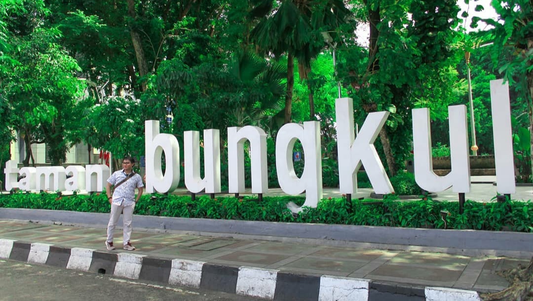 1. Pasar Wisata Juanda, 2. Monumen Kapal Selam, 3. Pasar Turi, 4. Tugu Pahlawan, 5. Museum Sepuluh Nopember, 6. Taman Bungkul, 7. Ciputra Waterpark, 8. Klenteng Sanggar Agung, 9. Kenjeran Waterpark, 10. Pantai Ria Kenjeran, 11. Patung Buddha 4 Rupa, 12. Gunung Bromo, 13. Kebun Binatang Surabaya, 14. Taman Remaja Surabaya, 15. Surabaya Carnival Park, 16. Museum House of Sampoerna, 17. Kebun Bibit Wonorejo (Taman Flora), 18. Monumen Bambu Runcing, 19. Hutan Bambu dan Taman Sakura, 20. Tanjung Perak, 21. Jembatan Merah, 22. Surabaya North Quay, 23. Taman Pelangi, 24. Taman Prestasi, 25. Monumen Jalesveva Jayamahe, 26. Museum Surabaya, 27. Taman Apsari, 28. Taman Mundu, 29. Taman Persahabatan, 30. Kya Kya Kembang Jepun, 31. Taman Jayengrono, 32. Museum Kesehatan Dr. Adhyatama, MPH, 33. Cagar Budaya Surabaya, 34. Monumen Patung Gubernur Suryo, 35. Arca Joko Dolog, 36. Monumen Suroboyo, 37. Museum WR. Soepratman, 38. Museum Mpu Tantular, 39. Jembatan Suramadu, 40. Kolam Renang Wisata Bukit Mas, 41. Trans Studio Mini, 42. Wisata Citra Raya, 43. Klenteng Hong Tiek Hian, 44. Rumah Batik, 45. Hutan Mangrove Wonorejo