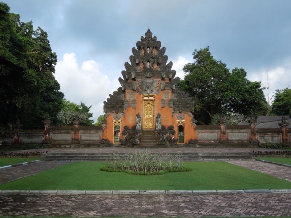 1. Bali Safari &amp; Marine Park, 2. Bali Bird &amp; Reptile Park, 3. Bali Zoo, 4. Bali Elephant Safari Park, 5. Desa Wisata Ubud, 6. Taman Nusa, 7. Goa Gajah, 8. Istana Tampak Siring, 9. Pasar Seni Sukawati, 10. Pantai Lebih Gianyar, 11. Air Terjun Tegenungan, 12. Bukit Jati Waterboom, 13. Sekar Bumi Farm, 14. Rafting Sungai Ayung, 15. Tari Barong di Batubulan