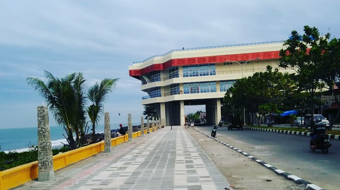 1. Pantai Padang, 2. Jembatan Siti Nurbaya, 3. Pantai Pasir Jambak, 4. Air Terjun Lembah Anai, 5. Tugu Perbatasan Padang, 6. Pantai Nirwana Padang, 7. Batu Malin Kundang, 8. Pulau Parsupahan, 9. Taman Budaya Sumbar, 10. Pantai Caroline, 11. Miniatur Mekkah Mini, 12. Pulau Sikuai, 13. Pulau Cubadak, 14. Museum Adityawarman, 15. Pemandian Lori Lubuk Minturun, 16. Sitinjau Lauik, 17. Air Terjun Lubuk Hitam Tiga Tingkat, 18. Taman Siti Nurbaya, 19. Pantai Arta Sungai Limau, 20. Kolam Renang ABG, 21. Bendungan Niagara, 22. Danau Cimpago, 23. Pantai Katapiang, 24. Jembatan Anai, 25. Pulau Sirandah, 26. Tugu Perdamaian Muaro Lasak, 27. Masjid Raya Sumatera Barat, 28. Mifan Waterpark, 29. Taman Melati, 30. Kolam Renang UNP, 31. Kolam Renang Teratai, 32. Kolam Renang Adzkia, 33. Plaza Andalas, 34. Basko Grand Mall, 35. Christine Hakim Idea Park, 36. Damar Plaza, 37. Danau Singkarak, 38. Lubuak Tampuruang, 39. Pasar Lubuk Buaya, 40. Air Terjun Nyarai