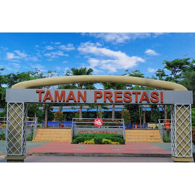 1. Citra Raya World of Wonders, 2. Pantai Tanjung Pasir, 3. Pulau Cangkir, 4. Situ Cipondoh, 5. Marcopolo Waterpark, 6. Taman Potret, 7. Taman Prestasi, 8. Masjid Pintu Seribu, 9. Vihara Nimmala (Boen San Bio), 10. Museum Benteng Heritage, 11. Museum Juang TMP Taruna, 12. Tugu Adipura Kota Tangerang, 13. Amsterdam Waterpark, 14. Aladin Aquaplay Karawaci, 15. Pulo Saiji Water Adventure, 16. DX Waterpark, 17. Ocean Park BSD City, 18. Danau Cikokol, 19. Situ Bulakan, 20. Serenade Lake Paramount, 21. Taman Wisata Pulau Situ Gintung, 22. Danau Biru, 23. Danau Cihuni, 24. Pantai Tanjung Kait, 25. Bendungan Pintu Air Sepuluh, 26. Taman Kota BSD, 27. Hutan Kota BSD (Taman Kota BSD 2), 28. Taman Buaya Tanjung Pasir, 29. Alun-alun Tangerang, 30. Pasar Lama