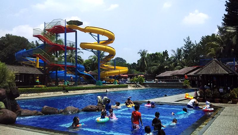 1. Citra Raya World of Wonders, 2. Pantai Tanjung Pasir, 3. Pulau Cangkir, 4. Situ Cipondoh, 5. Marcopolo Waterpark, 6. Taman Potret, 7. Taman Prestasi, 8. Masjid Pintu Seribu, 9. Vihara Nimmala (Boen San Bio), 10. Museum Benteng Heritage, 11. Museum Juang TMP Taruna, 12. Tugu Adipura Kota Tangerang, 13. Amsterdam Waterpark, 14. Aladin Aquaplay Karawaci, 15. Pulo Saiji Water Adventure, 16. DX Waterpark, 17. Ocean Park BSD City, 18. Danau Cikokol, 19. Situ Bulakan, 20. Serenade Lake Paramount, 21. Taman Wisata Pulau Situ Gintung, 22. Danau Biru, 23. Danau Cihuni, 24. Pantai Tanjung Kait, 25. Bendungan Pintu Air Sepuluh, 26. Taman Kota BSD, 27. Hutan Kota BSD (Taman Kota BSD 2), 28. Taman Buaya Tanjung Pasir, 29. Alun-alun Tangerang, 30. Pasar Lama
