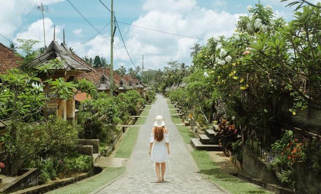 1. Bali Safari &amp; Marine Park, 2. Bali Bird &amp; Reptile Park, 3. Bali Zoo, 4. Bali Elephant Safari Park, 5. Desa Wisata Ubud, 6. Taman Nusa, 7. Goa Gajah, 8. Istana Tampak Siring, 9. Pasar Seni Sukawati, 10. Pantai Lebih Gianyar, 11. Air Terjun Tegenungan, 12. Bukit Jati Waterboom, 13. Sekar Bumi Farm, 14. Rafting Sungai Ayung, 15. Tari Barong di Batubulan
