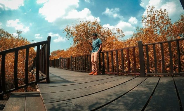 1. Pasar Wisata Juanda, 2. Monumen Kapal Selam, 3. Pasar Turi, 4. Tugu Pahlawan, 5. Museum Sepuluh Nopember, 6. Taman Bungkul, 7. Ciputra Waterpark, 8. Klenteng Sanggar Agung, 9. Kenjeran Waterpark, 10. Pantai Ria Kenjeran, 11. Patung Buddha 4 Rupa, 12. Gunung Bromo, 13. Kebun Binatang Surabaya, 14. Taman Remaja Surabaya, 15. Surabaya Carnival Park, 16. Museum House of Sampoerna, 17. Kebun Bibit Wonorejo (Taman Flora), 18. Monumen Bambu Runcing, 19. Hutan Bambu dan Taman Sakura, 20. Tanjung Perak, 21. Jembatan Merah, 22. Surabaya North Quay, 23. Taman Pelangi, 24. Taman Prestasi, 25. Monumen Jalesveva Jayamahe, 26. Museum Surabaya, 27. Taman Apsari, 28. Taman Mundu, 29. Taman Persahabatan, 30. Kya Kya Kembang Jepun, 31. Taman Jayengrono, 32. Museum Kesehatan Dr. Adhyatama, MPH, 33. Cagar Budaya Surabaya, 34. Monumen Patung Gubernur Suryo, 35. Arca Joko Dolog, 36. Monumen Suroboyo, 37. Museum WR. Soepratman, 38. Museum Mpu Tantular, 39. Jembatan Suramadu, 40. Kolam Renang Wisata Bukit Mas, 41. Trans Studio Mini, 42. Wisata Citra Raya, 43. Klenteng Hong Tiek Hian, 44. Rumah Batik, 45. Hutan Mangrove Wonorejo