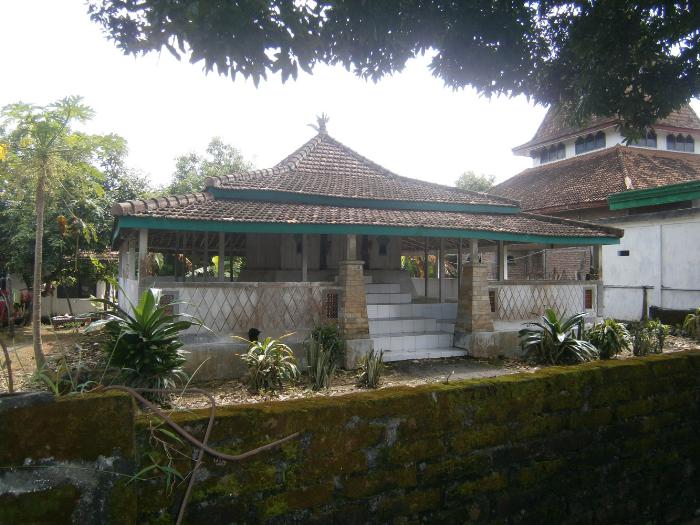 1. Desa Sendang Duwur, 2. Pantai Kutang, 3. Waduk Gondang, 4. Bendungan Babat, 5. Goa Maharani, 6. Monumen Van Der Wijck Lamongan, 7. Makam Sunan Drajat, 8. Museum Sunan Drajat Lamongan, 9. Pantai Kodok, 10. Pantai Brondong, 11. Mazola, 12. Gunung Pegat, 13. Makam Dewi Sekardadu, 14. Sendang Brumbun, 15. Masjid Sendang Duwur, 16. Alun-Alun Kota Lamongan, 17. Wisata Bahari Lamongan, 18. Wego Lamongan, 19. Sukodadi Carnival, 20. Gunungmas Tugu Mantup