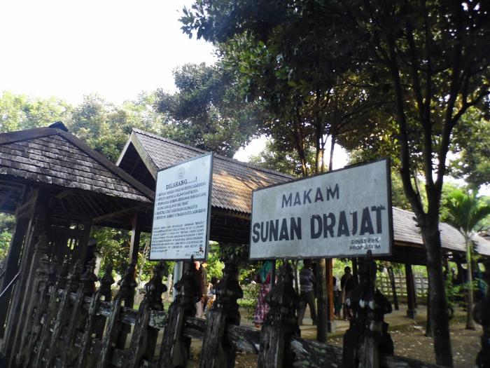 1. Desa Sendang Duwur, 2. Pantai Kutang, 3. Waduk Gondang, 4. Bendungan Babat, 5. Goa Maharani, 6. Monumen Van Der Wijck Lamongan, 7. Makam Sunan Drajat, 8. Museum Sunan Drajat Lamongan, 9. Pantai Kodok, 10. Pantai Brondong, 11. Mazola, 12. Gunung Pegat, 13. Makam Dewi Sekardadu, 14. Sendang Brumbun, 15. Masjid Sendang Duwur, 16. Alun-Alun Kota Lamongan, 17. Wisata Bahari Lamongan, 18. Wego Lamongan, 19. Sukodadi Carnival, 20. Gunungmas Tugu Mantup