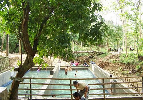 1. Desa Sendang Duwur, 2. Pantai Kutang, 3. Waduk Gondang, 4. Bendungan Babat, 5. Goa Maharani, 6. Monumen Van Der Wijck Lamongan, 7. Makam Sunan Drajat, 8. Museum Sunan Drajat Lamongan, 9. Pantai Kodok, 10. Pantai Brondong, 11. Mazola, 12. Gunung Pegat, 13. Makam Dewi Sekardadu, 14. Sendang Brumbun, 15. Masjid Sendang Duwur, 16. Alun-Alun Kota Lamongan, 17. Wisata Bahari Lamongan, 18. Wego Lamongan, 19. Sukodadi Carnival, 20. Gunungmas Tugu Mantup