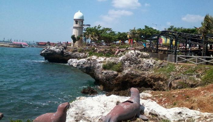 1. Desa Sendang Duwur, 2. Pantai Kutang, 3. Waduk Gondang, 4. Bendungan Babat, 5. Goa Maharani, 6. Monumen Van Der Wijck Lamongan, 7. Makam Sunan Drajat, 8. Museum Sunan Drajat Lamongan, 9. Pantai Kodok, 10. Pantai Brondong, 11. Mazola, 12. Gunung Pegat, 13. Makam Dewi Sekardadu, 14. Sendang Brumbun, 15. Masjid Sendang Duwur, 16. Alun-Alun Kota Lamongan, 17. Wisata Bahari Lamongan, 18. Wego Lamongan, 19. Sukodadi Carnival, 20. Gunungmas Tugu Mantup