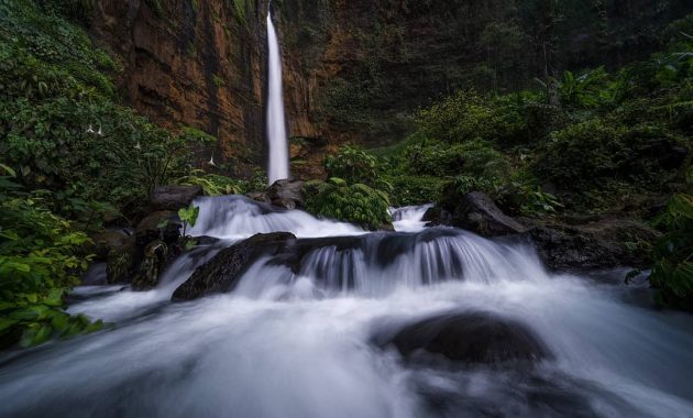 1. Gunung Semeru, 2. Gunung Lamongan, 3. Gunung Wayang, 4. Gunung Lemongan, 5. Danau Segitiga, 6. Air Terjun Manggisan, 7. Goa Tetes, 8. Pantai Watu Godek, 9. Pemandian Selokambang, 10. Puncak B-29, 11. Perkebunan Teh Kertowono, 12. Situs Biting, 13. Ranu Pane, 14. Ranu Regulo, 15. Ranu Kumbolo, 16. Ranu Lading, 17. Ranu Klakah, 18. Pantai Bambang, 19. Pantai Tlepuk, 20. Pantai Watu Pecak, 21. Goa Bima, 22. Air Terjun Cobaan Pawon, 23. Hutan Bambu, 24. Pura Mandaragiri Semeru Agung, 25. Kolam Renang Veteran, 26. Water Park Kawasan Wonorejo Terpadu, 27. Tubing Adventure Lumajang, 28. Air Terjun Kapas Biru, 29. Agro Wisata Royal Family, 30. Air Terjun Watu Lapis, 31. Agrowisata Bunga Lumajang, 32. Pantai Dampar, 33. Pantai Wotgalih, 34. Air Terjun Tumpak Sewu, 35. Ranu Pakis