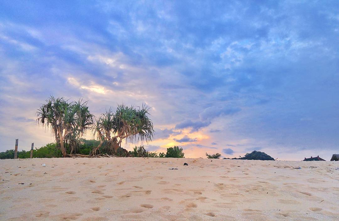 Harga Tiket Masuk, Arti Nama, Aktivitas Menarik, Keunikan Pantai, Wisata Kuliner, Menikmati Sunrise, Oleh Oleh Khas, Tips Berjemur, Transportasi Ke Lokasi, Rute Menuju Lokasi, Fasilitas Yang Ada