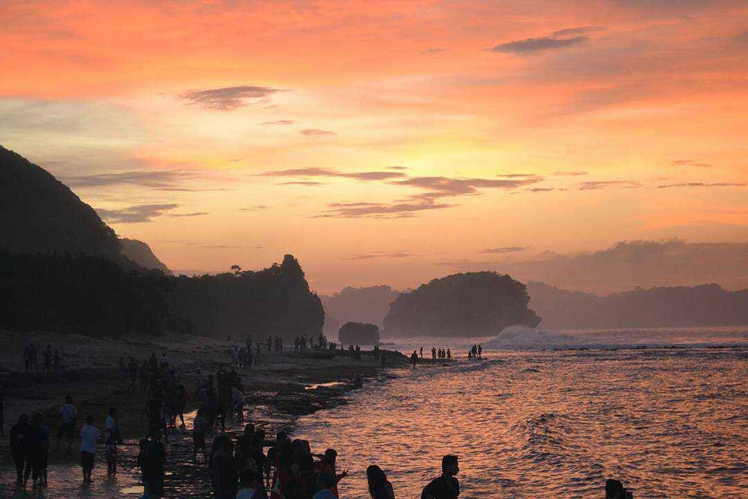 Harga Tiket Masuk, Arti Nama, Aktivitas Menarik, Keunikan Pantai, Wisata Kuliner, Menikmati Sunrise, Oleh Oleh Khas, Tips Berjemur, Transportasi Ke Lokasi, Rute Menuju Lokasi, Fasilitas Yang Ada