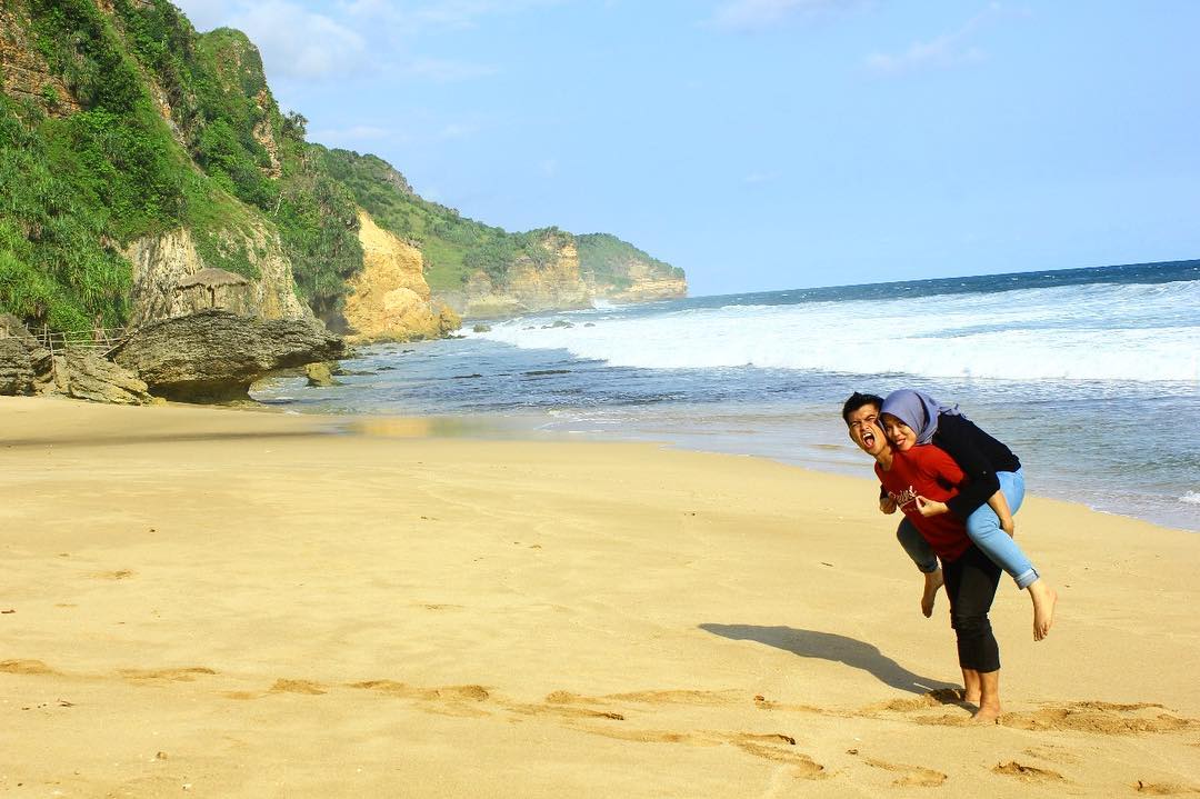 Harga Tiket Masuk, Sesuatu Yang Baru, Keunikan Pantai, Akses Menuju Lokasi, Aktifitas Menyenangkan