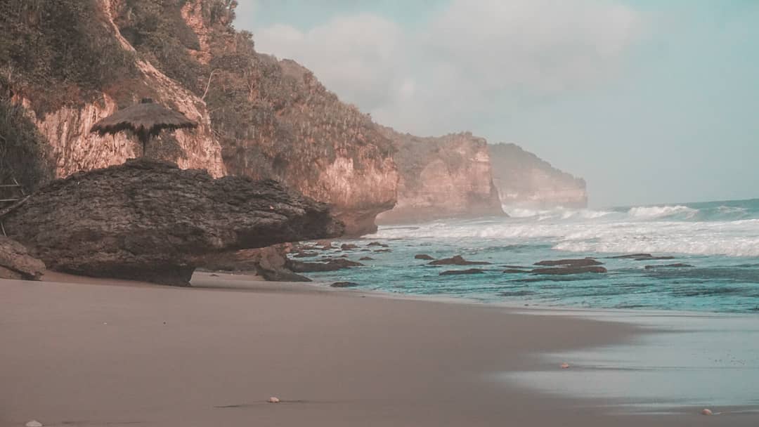 Harga Tiket Masuk, Sesuatu Yang Baru, Keunikan Pantai, Akses Menuju Lokasi, Aktifitas Menyenangkan