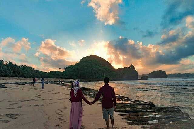 Harga Tiket Masuk, Arti Nama, Aktivitas Menarik, Keunikan Pantai, Wisata Kuliner, Menikmati Sunrise, Oleh Oleh Khas, Tips Berjemur, Transportasi Ke Lokasi, Rute Menuju Lokasi, Fasilitas Yang Ada