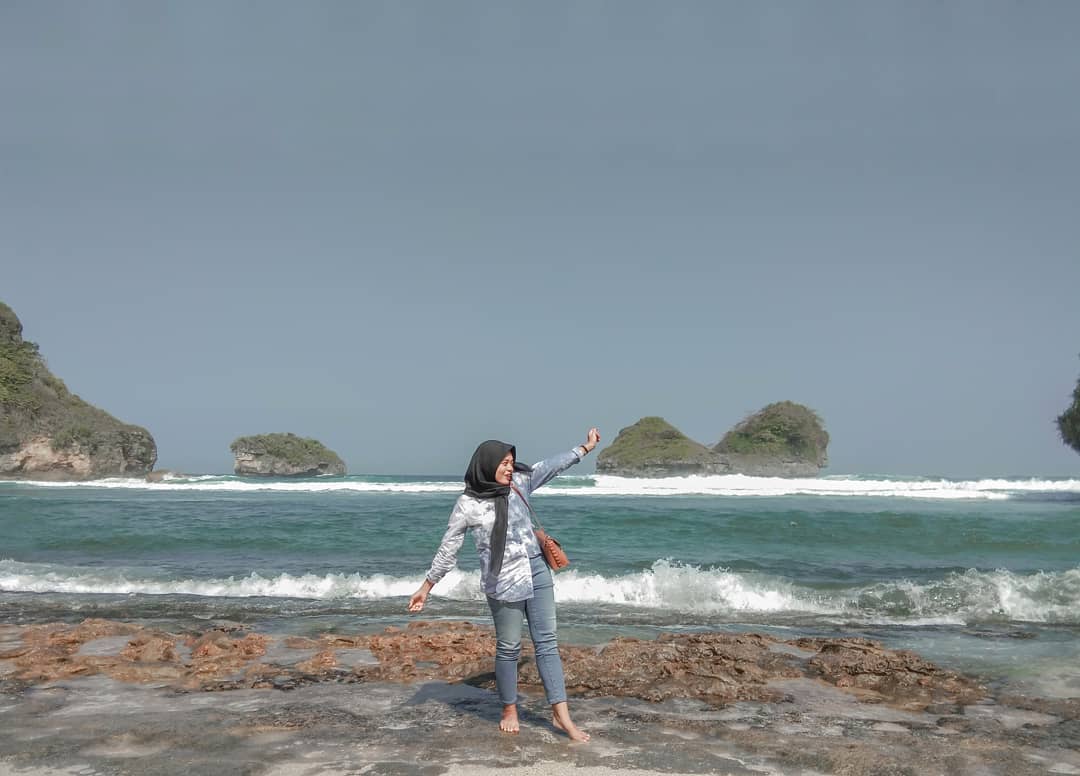 Harga Tiket Masuk, Arti Nama, Aktivitas Menarik, Keunikan Pantai, Wisata Kuliner, Menikmati Sunrise, Oleh Oleh Khas, Tips Berjemur, Transportasi Ke Lokasi, Rute Menuju Lokasi, Fasilitas Yang Ada