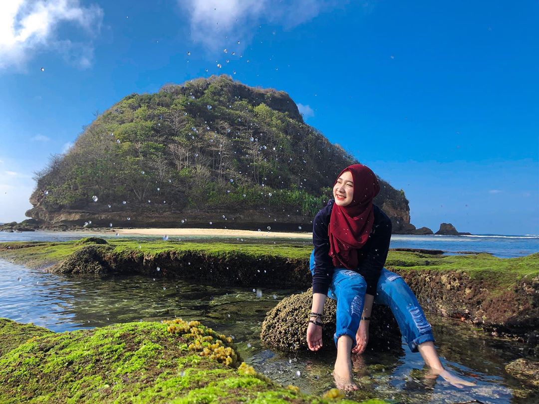 Harga Tiket Masuk, Arti Nama, Aktivitas Menarik, Keunikan Pantai, Wisata Kuliner, Menikmati Sunrise, Oleh Oleh Khas, Tips Berjemur, Transportasi Ke Lokasi, Rute Menuju Lokasi, Fasilitas Yang Ada