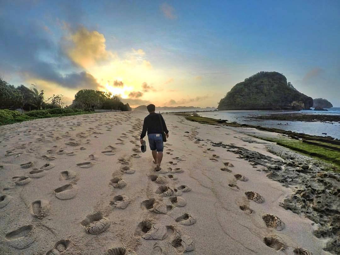 Harga Tiket Masuk, Arti Nama, Aktivitas Menarik, Keunikan Pantai, Wisata Kuliner, Menikmati Sunrise, Oleh Oleh Khas, Tips Berjemur, Transportasi Ke Lokasi, Rute Menuju Lokasi, Fasilitas Yang Ada
