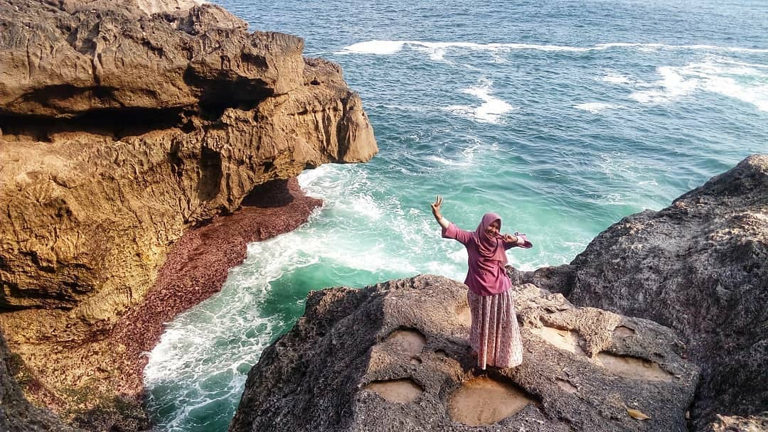 Mengenal Pantai, Rute dan Akses, Mengulik Keindahan, Keunikan Pantai, Aktifitas Menarik, Fasilitas Yang Ada