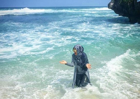 Harga Tiket Masuk, Liburan di Jogja, Keindahan Pantai , Garis Pantai Pendek, Rute Menuju Pantai , Perahu Nelayan