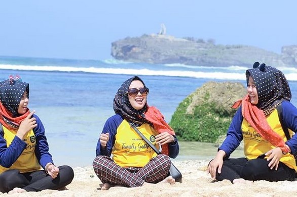 Harga Tiket Masuk, Liburan di Jogja, Keindahan Pantai , Garis Pantai Pendek, Rute Menuju Pantai , Perahu Nelayan