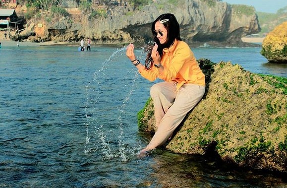Harga Tiket Masuk, Liburan di Jogja, Keindahan Pantai , Garis Pantai Pendek, Rute Menuju Pantai , Perahu Nelayan