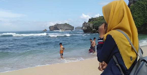 Harga Tiket Masuk, Liburan di Jogja, Keindahan Pantai , Garis Pantai Pendek, Rute Menuju Pantai , Perahu Nelayan