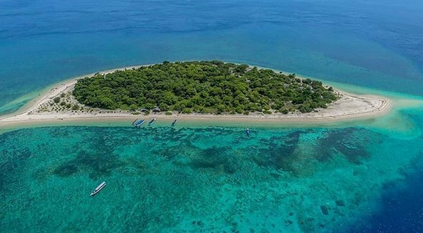 Potensi dan Keindahan Alam , Aktifitas Menarik , 1. Diving dan Snorkeling, 2. Berselancar, Windsurfing dan Kitesurfing , 3. Berkeliling Pulau, 4. Berfoto Ria, Rute Menuju Lokasi