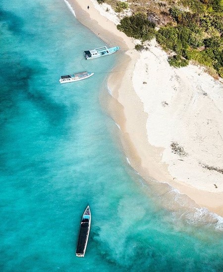 Potensi dan Keindahan Alam , Aktifitas Menarik , 1. Diving dan Snorkeling, 2. Berselancar, Windsurfing dan Kitesurfing , 3. Berkeliling Pulau, 4. Berfoto Ria, Rute Menuju Lokasi