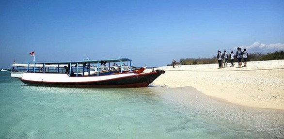 Potensi dan Keindahan Alam , Aktifitas Menarik , 1. Diving dan Snorkeling, 2. Berselancar, Windsurfing dan Kitesurfing , 3. Berkeliling Pulau, 4. Berfoto Ria, Rute Menuju Lokasi