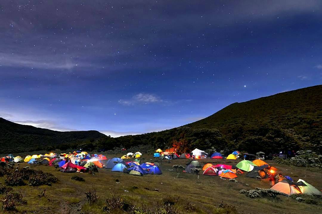 15 Tempat Rekreasi Alam di Cianjur untuk Keluarga: Destinasi Outdoor Segar dan Menyenangkan 2026 1 Pemandangan Gunung Gede Pangrango di Cianjur, 1. Gunung Gede Pangrango: Petualangan di Kaki Dua Gunung, 2. Cipanas: Kolam Air Panas Alami, 3. Telaga Biru Cicadas: Surga Tersembunyi di Cianjur, 4. Curug Cibeureum: Air Terjun Tertinggi di Kawasan Gede Pangrango, 5. Kebun Teh Tambi: Sensasi Teh Segar dari Kebun Langit, 6. Piscincing: Kolam Alami di Tengah Hutan, 7. Telaga Warna: Keajaiban Warna Air di Puncak, 8. Situ Cangkuang: Danau Eksotis di Tengah Pedesaan, 9. Leuweung Sancang: Hutan Lindung dengan Jalur Treking Ringan, 10. Curug Pareang: Air Terjun Tersembunyi yang Menakjubkan, 11. Orchid Forest: Dunia Anggrek yang Memukau, 12. Glamping Lakeside: Camping Mewah di Pingiran Danau, 13. Ranch Lake: Berkuda dengan Pemandangan Danau, 14. Kampoeng Ciherang: Agrowisata Teh dan Stroberi, 15. Tangkuban Perahu: Kawah Aktif dengan Pemandangan Spektakuler