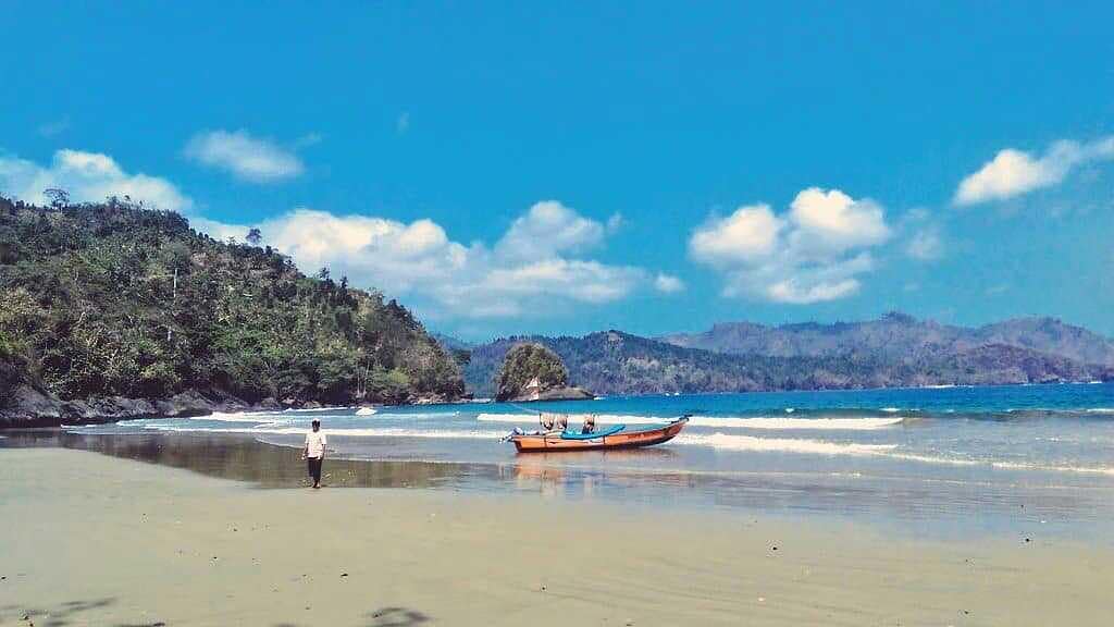 Harga Tiket Masuk, Biaya Snorkeling, Indahnya Pantai, Bermalam di Pantai, Menikmati Keindahan, Wisata Kuliner Lezat, Oleh Oleh Khas, Rute Menuju Pantai, Fasilitas