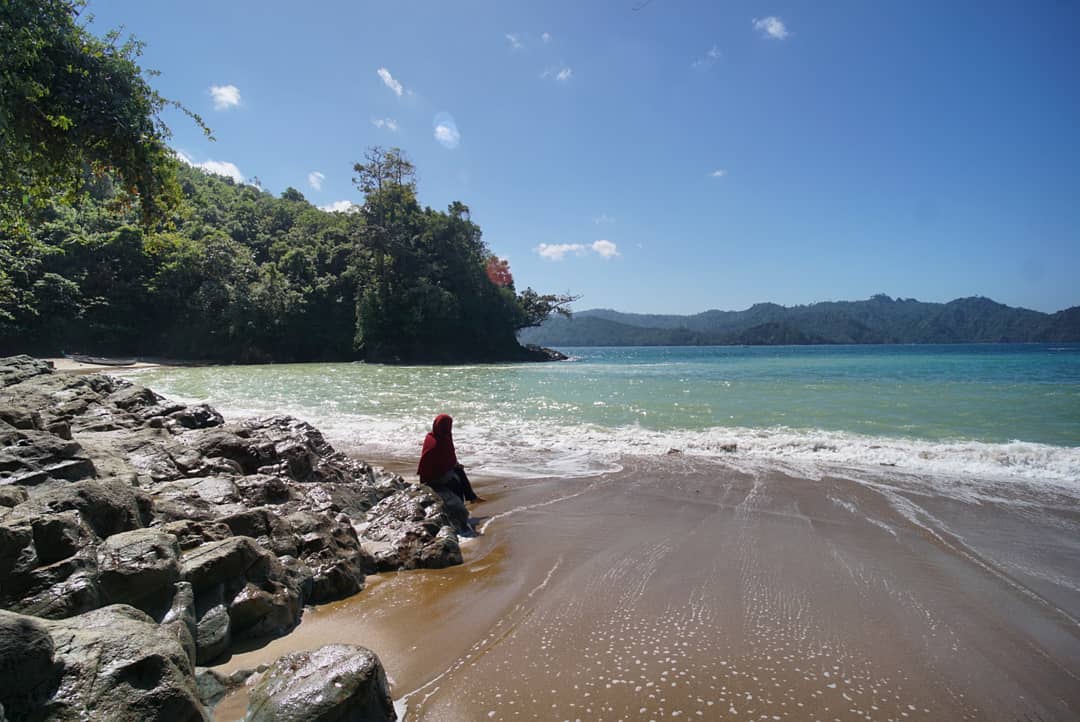 Harga Tiket Masuk, Biaya Snorkeling, Indahnya Pantai, Bermalam di Pantai, Menikmati Keindahan, Wisata Kuliner Lezat, Oleh Oleh Khas, Rute Menuju Pantai, Fasilitas