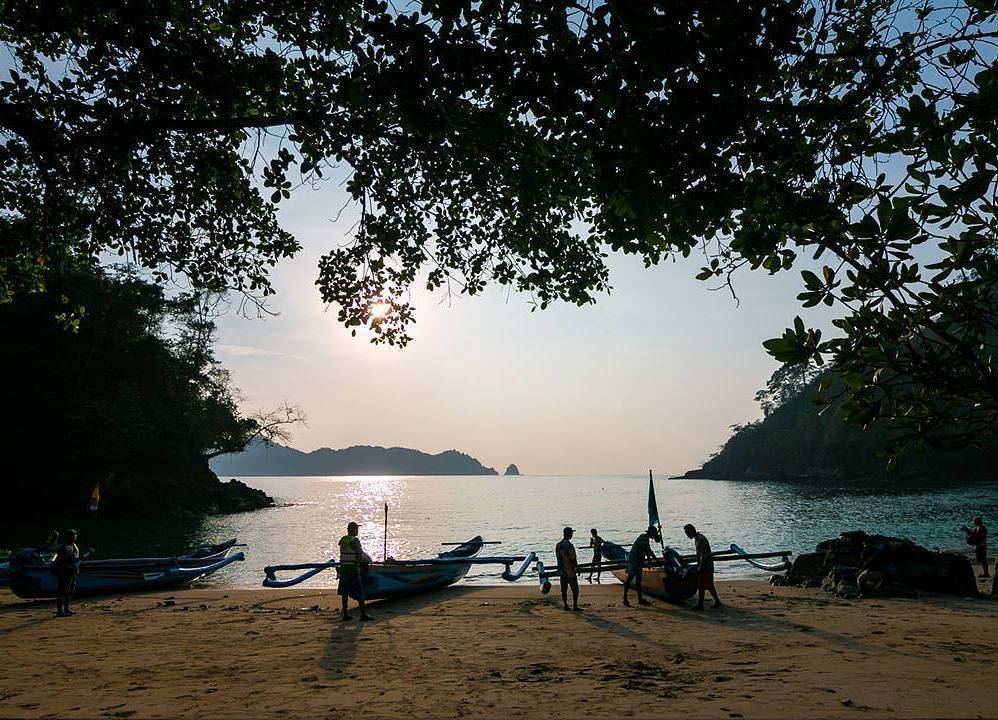 Harga Tiket Masuk, Biaya Snorkeling, Indahnya Pantai, Bermalam di Pantai, Menikmati Keindahan, Wisata Kuliner Lezat, Oleh Oleh Khas, Rute Menuju Pantai, Fasilitas