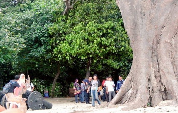 Sejarah Masa Lalu , Keindahan dan Daya Tarik, Pulau di Sekitar, Fasilitas di Pulau Bidadari