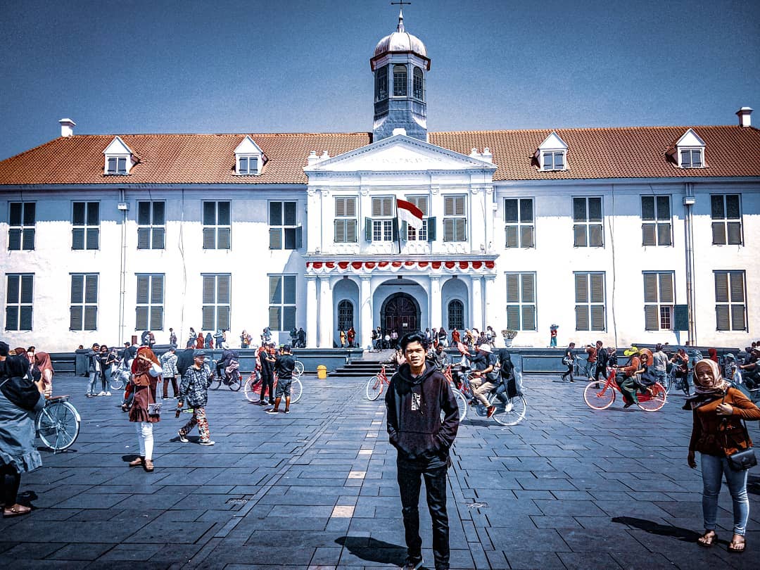 1. Museum Bank Indonesia, 2. Museum Sejarah Jakarta atau Museum Fatahilah, 3. Museum Wayang, 4. Museum Seni Rupa dan Keramik, 5. Museum Bahari, 6. Petak Sembilan Pecinan, 7. Menara Syahbandar, 8. Pelabuhan Sunda Kelapa, 9. Toko Merah, 10. Stasiun Kereta Api Kota 