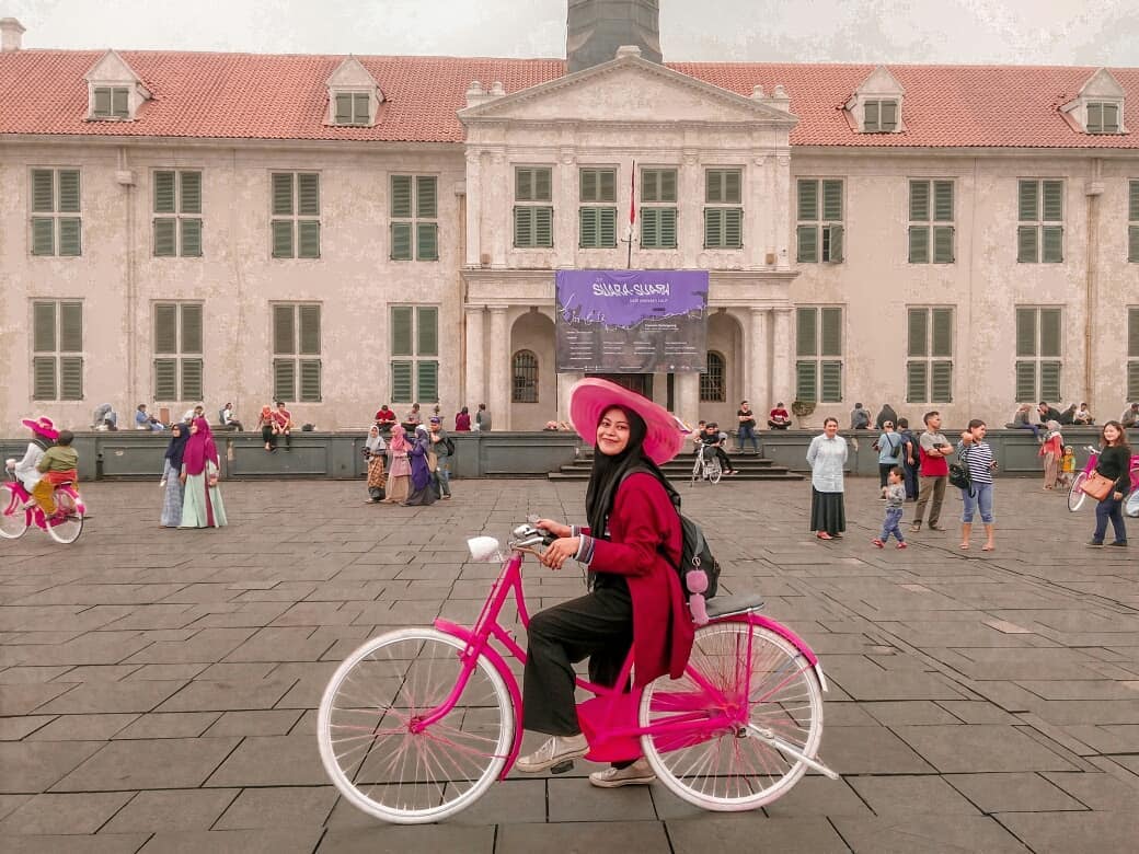 1. Museum Bank Indonesia, 2. Museum Sejarah Jakarta atau Museum Fatahilah, 3. Museum Wayang, 4. Museum Seni Rupa dan Keramik, 5. Museum Bahari, 6. Petak Sembilan Pecinan, 7. Menara Syahbandar, 8. Pelabuhan Sunda Kelapa, 9. Toko Merah, 10. Stasiun Kereta Api Kota 