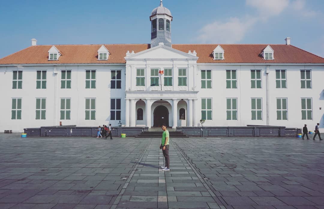 1. Museum Bank Indonesia, 2. Museum Sejarah Jakarta atau Museum Fatahilah, 3. Museum Wayang, 4. Museum Seni Rupa dan Keramik, 5. Museum Bahari, 6. Petak Sembilan Pecinan, 7. Menara Syahbandar, 8. Pelabuhan Sunda Kelapa, 9. Toko Merah, 10. Stasiun Kereta Api Kota 