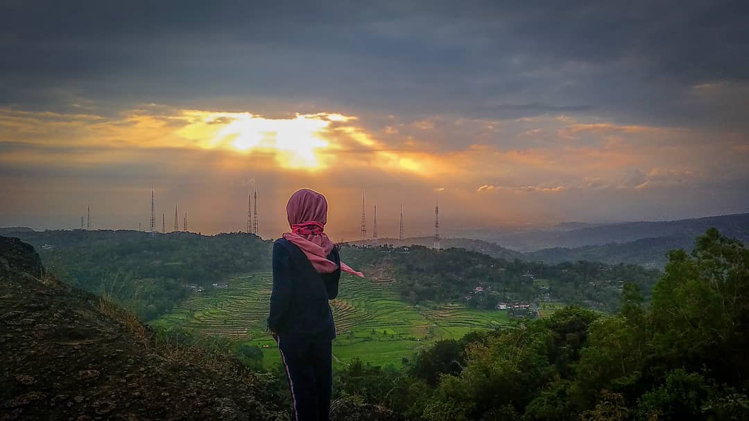 Harga Tiket Masuk, Rute Menuju Lokasi, Sejarah Singkat, Pesona Gunung, Fasilitas dan Kegiatan