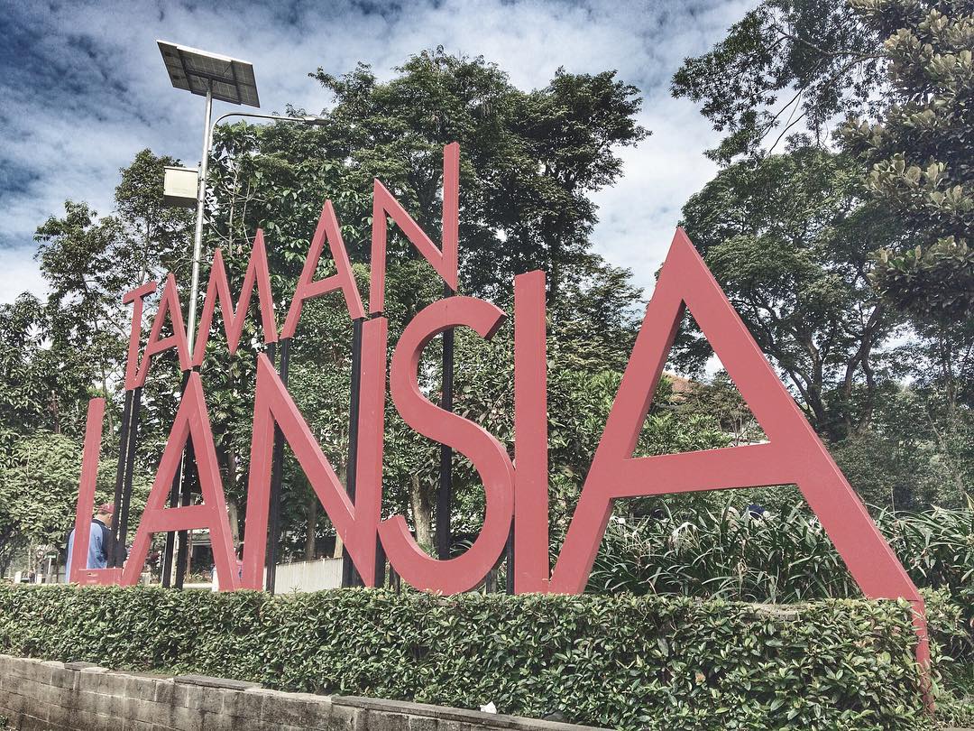 Harga Tiket Masuk, Sekilas Sejarah, Keindahan Taman, Misteri Taman, Fasilitas Yang Ada