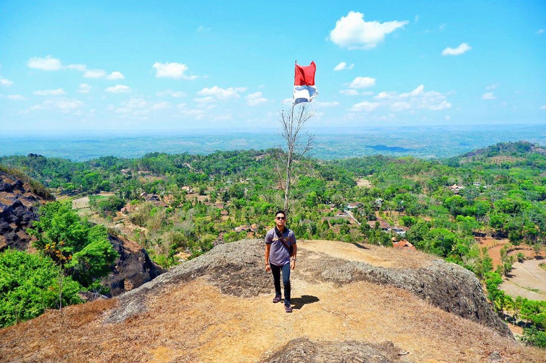Harga Tiket Masuk, Rute Menuju Lokasi, Sejarah Singkat, Pesona Gunung, Fasilitas dan Kegiatan