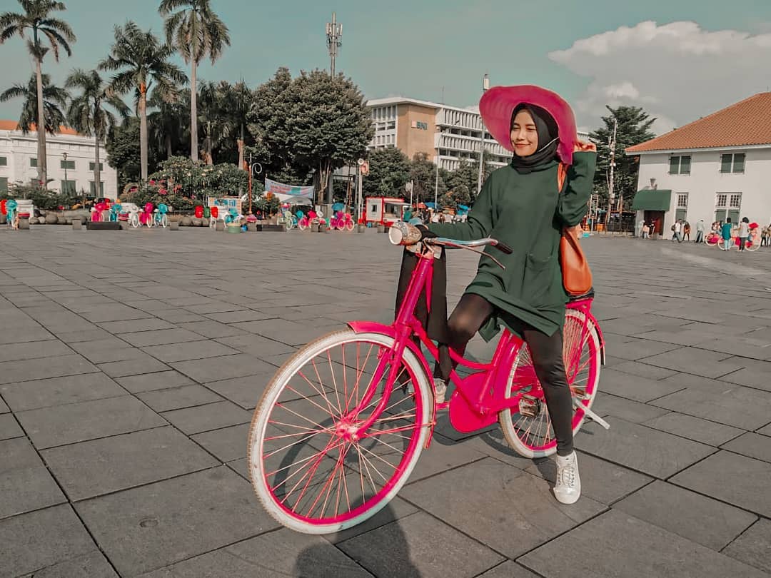 1. Museum Bank Indonesia, 2. Museum Sejarah Jakarta atau Museum Fatahilah, 3. Museum Wayang, 4. Museum Seni Rupa dan Keramik, 5. Museum Bahari, 6. Petak Sembilan Pecinan, 7. Menara Syahbandar, 8. Pelabuhan Sunda Kelapa, 9. Toko Merah, 10. Stasiun Kereta Api Kota 