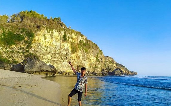 Rute Menuju Lokasi, Pesona Pantai, Fasilitas dan Kegiatan, Camping Ngecamp, Hunting Foto, Harga Tiket Masuk