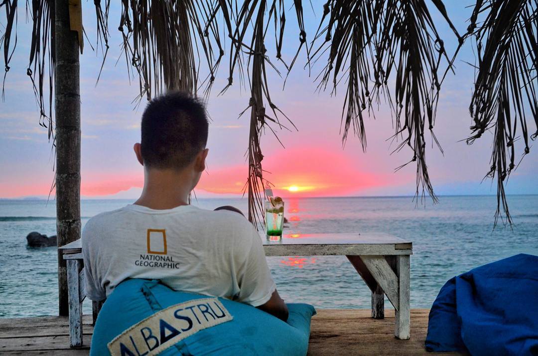 Keindahan Pantai , Hal Menarik, Goa Alam dan Pulau Tiga, Sejuknya Udara , Jalan Menuju Lokasi , Fasilitas 