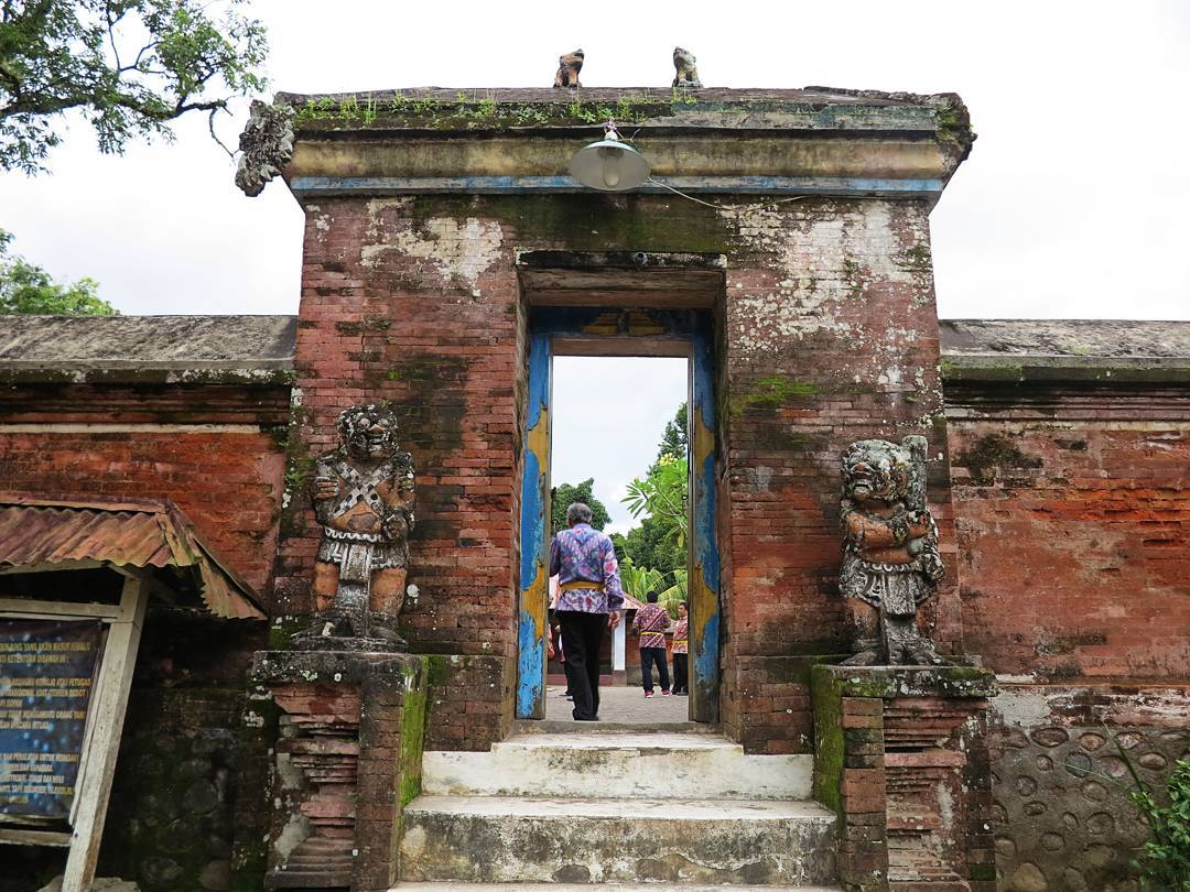 Bukan Pantai, Sejarah Singkat, Deskripsi Ritual , Memberi Makan Ikan , Harga Tiket Masuk