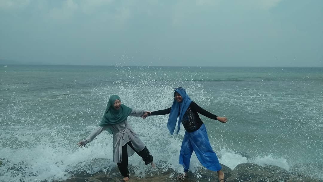 Keindahan Pantai , Hal Menarik, Goa Alam dan Pulau Tiga, Sejuknya Udara , Jalan Menuju Lokasi , Fasilitas 