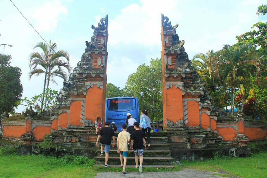 Bukan Pantai, Sejarah Singkat, Deskripsi Ritual , Memberi Makan Ikan , Harga Tiket Masuk