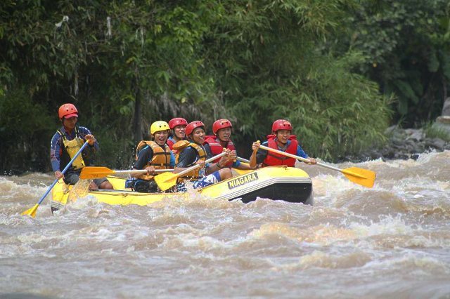 Ada Dua Sungai , Bersih dan Aman , 3 Pilihan Jarak, Banyak Agen Wisata , Harga Paket Rafting , Paket Rafting dan Paintball , Paket 2D1N Hingga 3D1N 