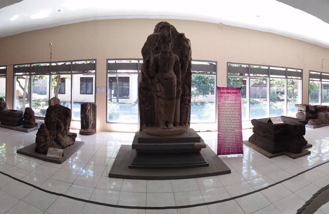 13. Pantai Umbul Waru, yang dekat dari Kediri, 14. Pantai Peh Pulo, 15. Candi Surawana, 16. Candi Tegowangi, 17. Candi Setono Gedong, 18. Museum Fotografi, 19. Museum Airlangga, 20. Monumen Kediri Syu