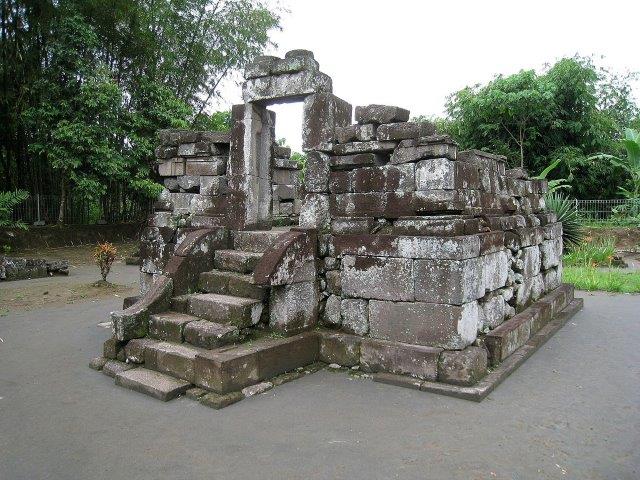 Aset Sejarah, Bangunan Candi , Sejarah Singkat, Terjemahan Isi Prasasti Canggal, Lokasi Dimana 